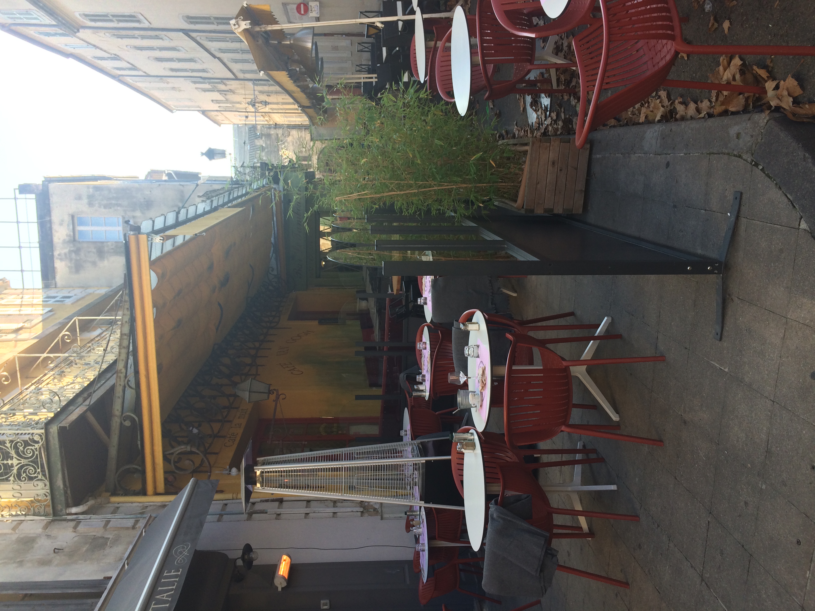 白天露天咖啡馆