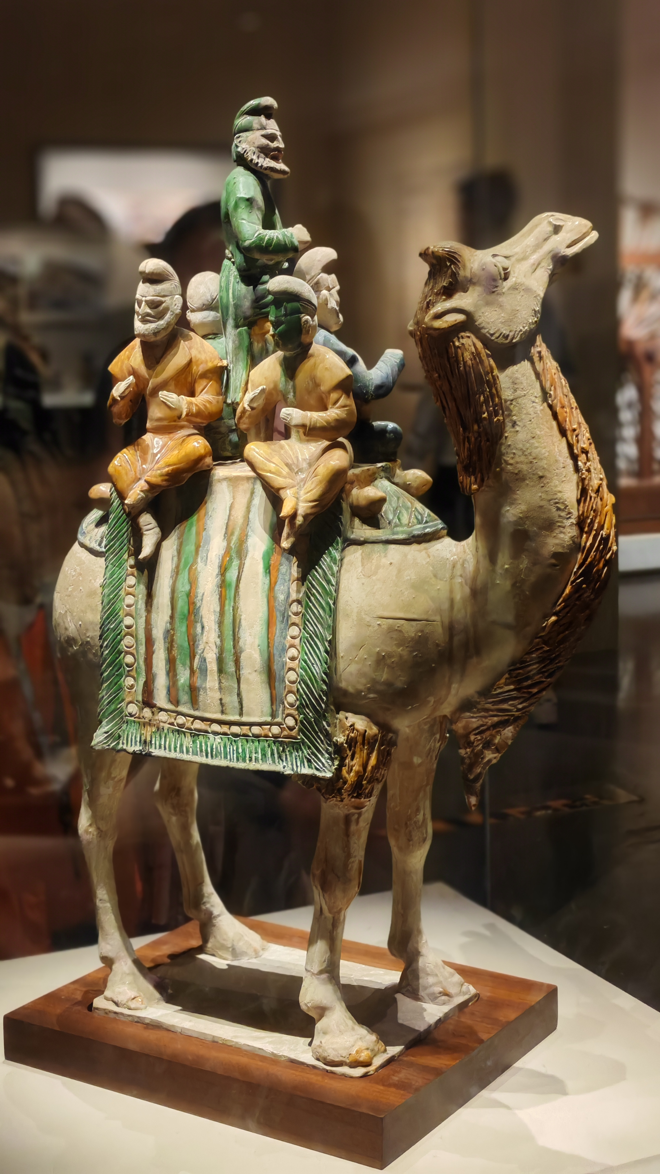 唐代陶骆驼载乐舞三彩俑