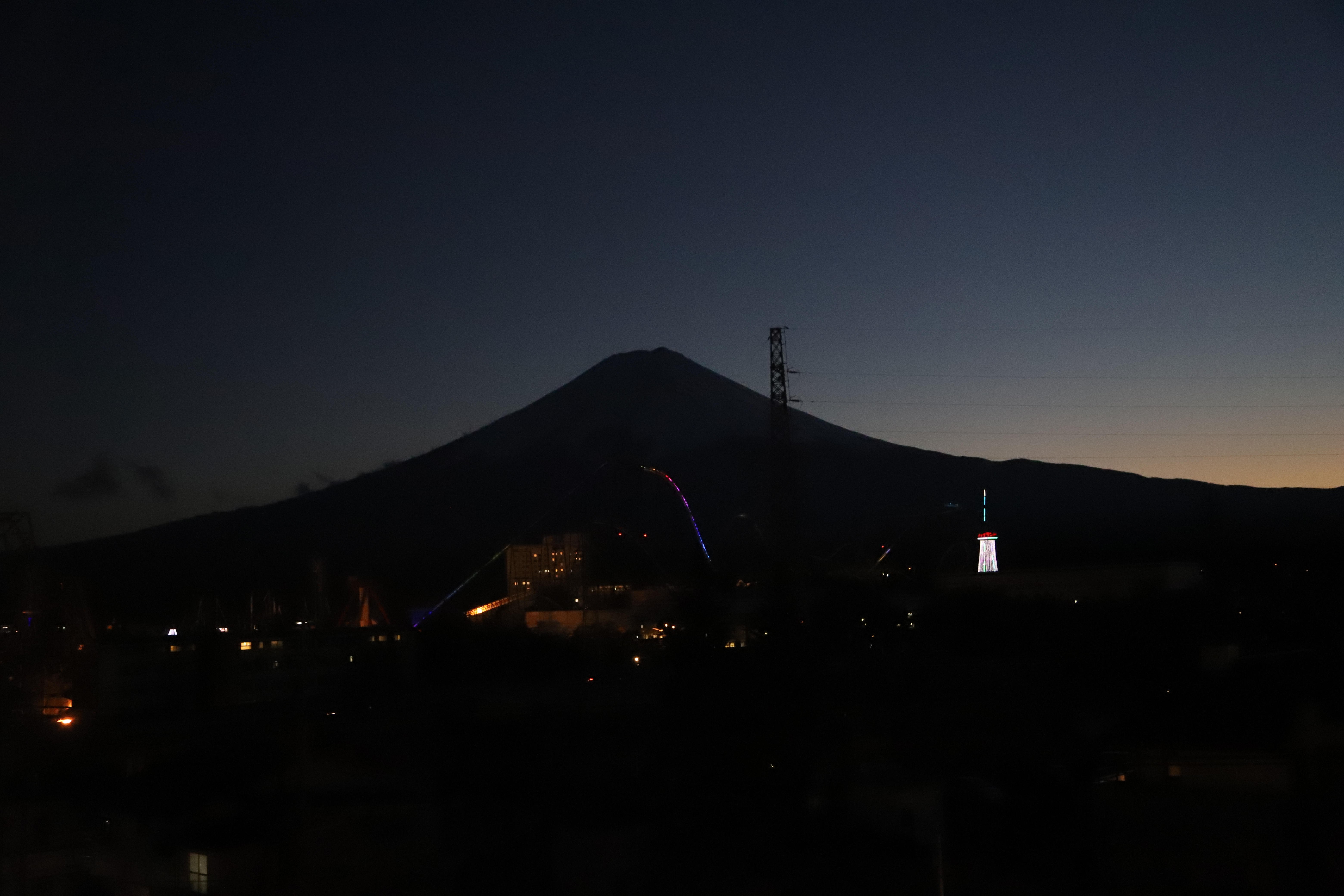夜间的富士山🗻 摄于河口湖Mystays酒店