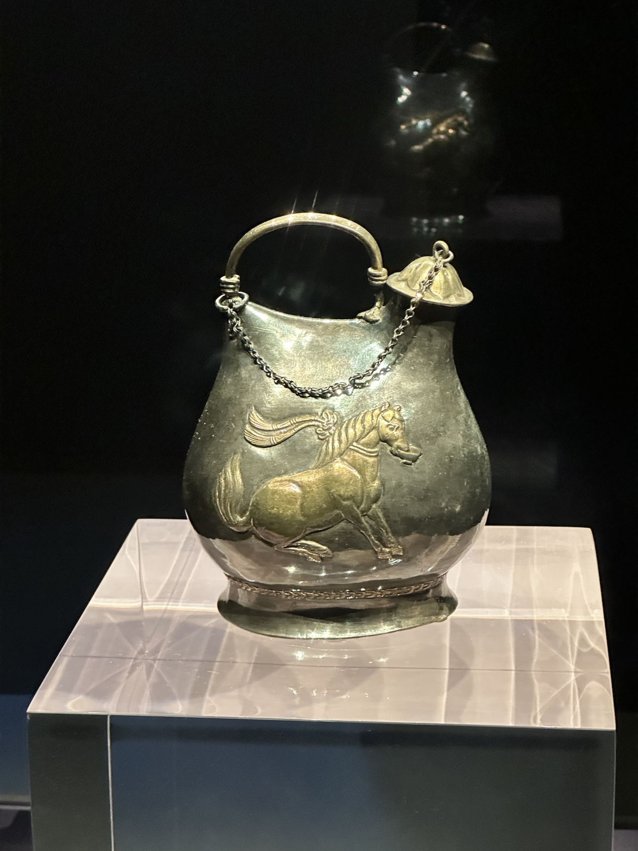 青釉提梁倒灌壶