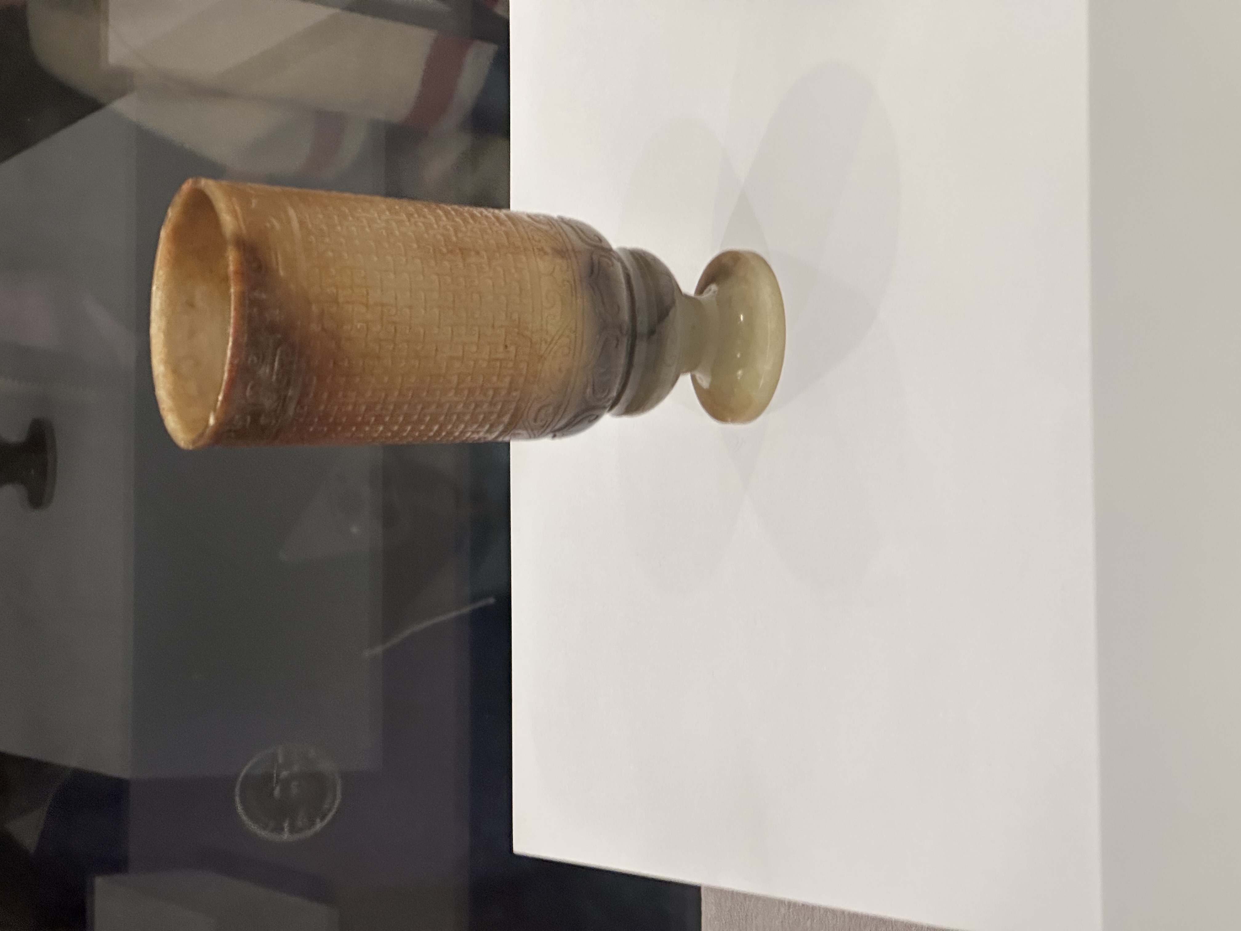 秦云纹高足玉杯